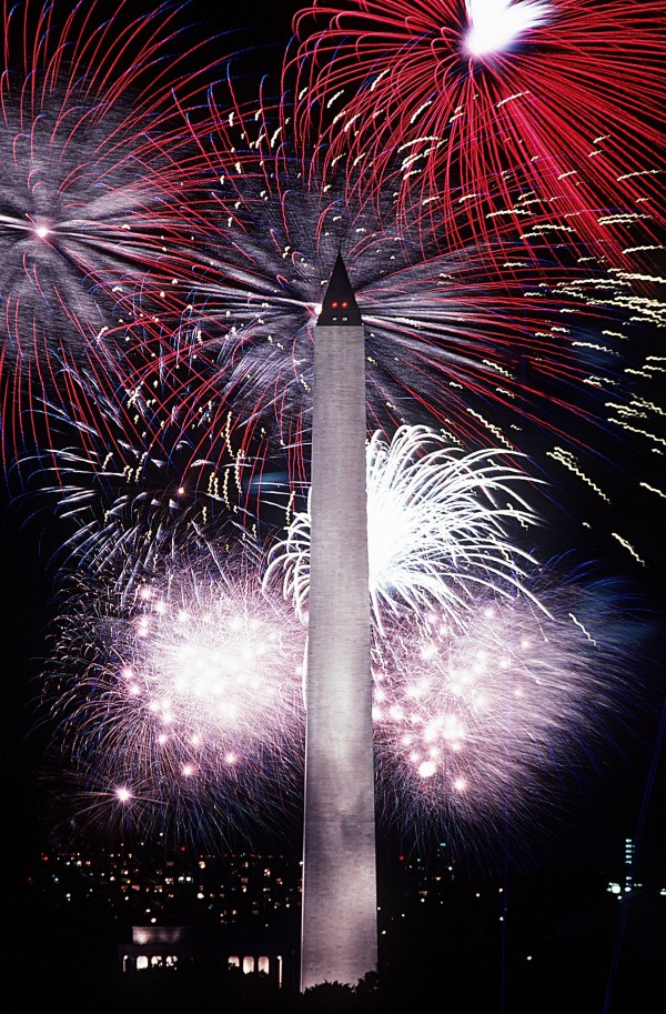 Fourth_of_July_fireworks_behind_the_Washington_Monument,_1986