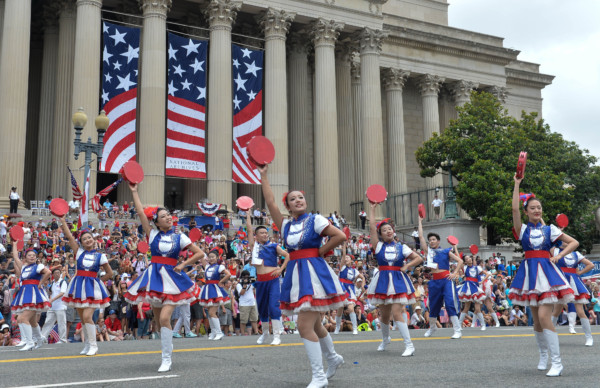 (150704) -- WASHINGTON D.C., julio 4, 2015 (Xinhua) -- Residentes participan durante el desfile del Día de la Independencia, en Washington D.C., Estados Unidos de América, el 4 de julio de 2015. Estados Unidos de América conmemora el 239 aniversario del Día de la Independencia el sábado. (Xinhua/Bao Dandan) (vf) (fnc)