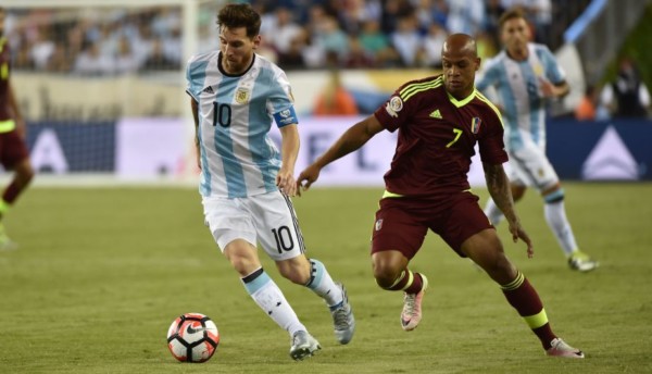 Argentina's Lionel Messi and Venezuela's Yonathan Del Valle vie for the ball during the Copa America Centenario football quarterfinal match in Foxborough, Massachusetts, United States, on June 18, 2016.  / AFP / Nelson ALMEIDA